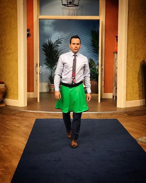 Hasta sabe caminar por la pasarela, ¿qué tal esta pose de modelo galán irlandés?