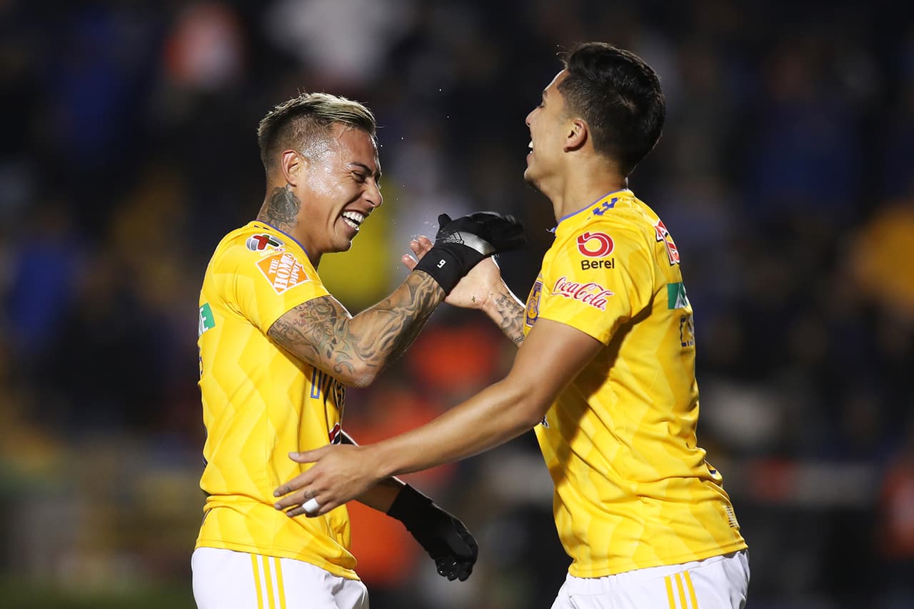 Carlos Salcedo (derecha) logró el 2-0 de Tigres con otro cabezazo a los 13 minutos.