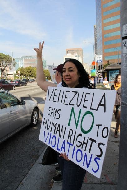 Pese a las distancias y tráfico característico de Los Ángeles, cientos de Venezolanos se unieron a la campaña mundial #SOSVenezuela para apoyar a todo el pueblo venezolano tras 10 días de protestas continuas en dicho país. A la manifestación se unieron guatemaltecos, peruanos, brasileños, libaneses, americanos y muchas otras nacionalidades que hacen vida en la Cosmopolita ciudad del oeste del país. Consignas, cantos y la familiaridad característica venezolana recibieron apoyo de los transeúntes en los alrededores del edificio Federal ubicado en la avenida Wilshire.