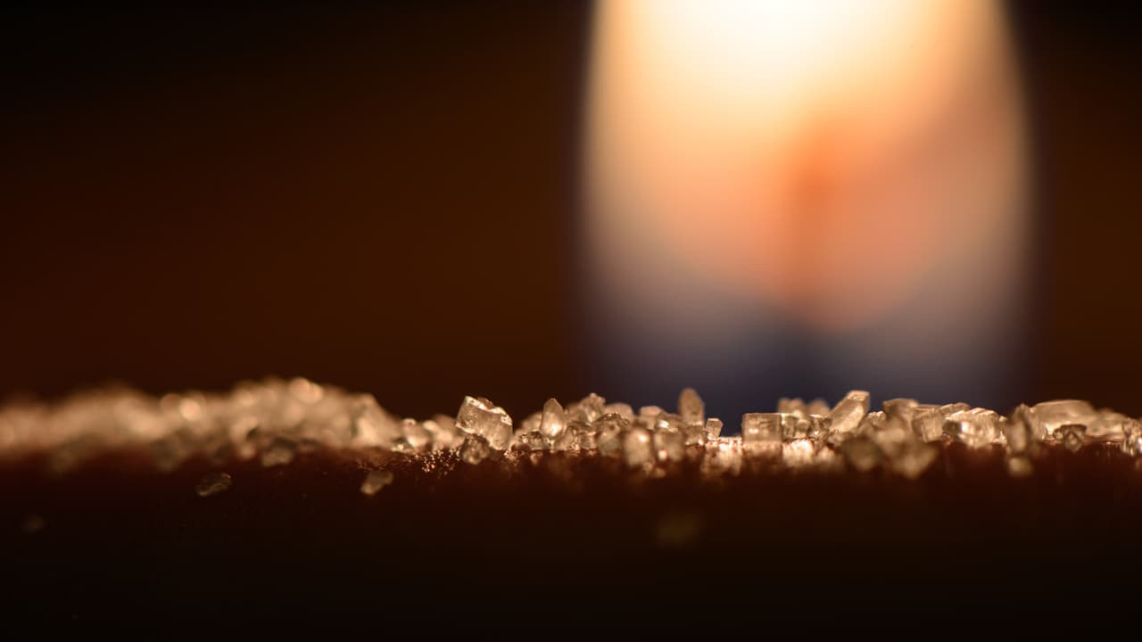 Pones un poco de azúcar entre ellas, significando el camino que viene para ti.