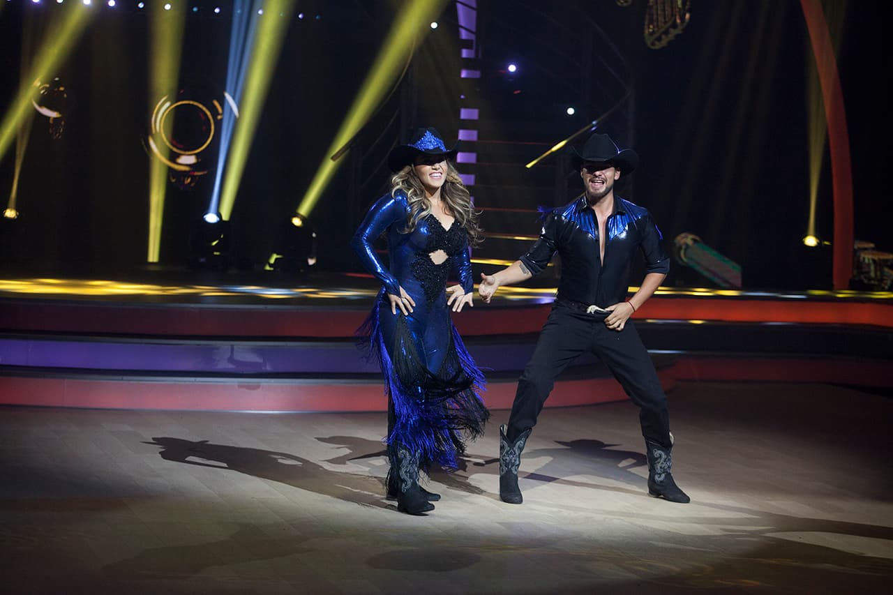 La canción 'Shot', de Tierra Sagrada, fue la que bailó la hermana de la fallecida
<b><a href="https://www.univision.com/shows/mira-quien-baila/rosie-rivera-tortura-a-su-marido-en-las-mananas-desde-hace-seis-anos-video"> Jenni Rivera,</a></b> con total soltura y sin perder su sonrisa en ningún momento.