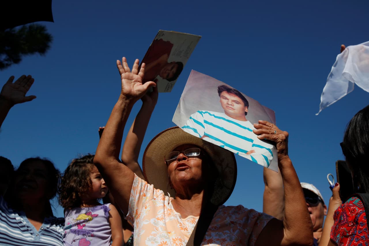 La espera de los aficionados se ha llenado de música y fotografías.
