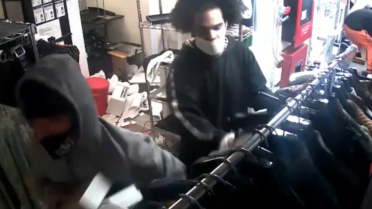 Saqueadores roban mercancía valorada en más de $1,5 millones de lujosa tienda de Soho 