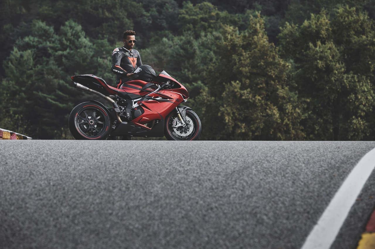 MV Agusta celebra a Lewis Hamilton con una motocicleta muy especial