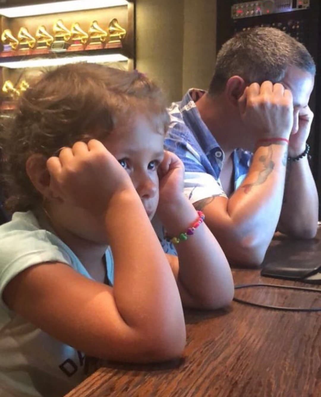 Sanz publicó en sus redes sociales una fotografía donde vemos a la dueña del sencillo escuchando por primera vez la nueva música, junto a la imagen aparece este mensaje: “Mi Alma, escuchando con atención el nuevo disco de papá... espero que no sea muy dura conmigo”.
<br>