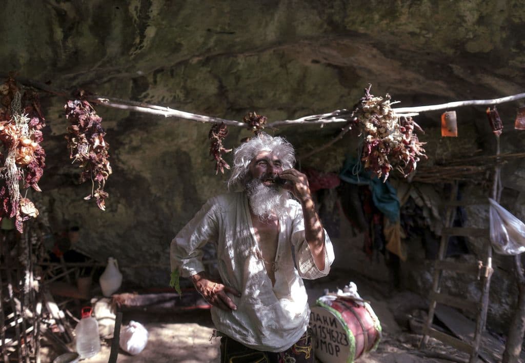 Petrovic recibe asistencia social, pero también depende de donaciones de alimentos y suministros para los animales.
<br>