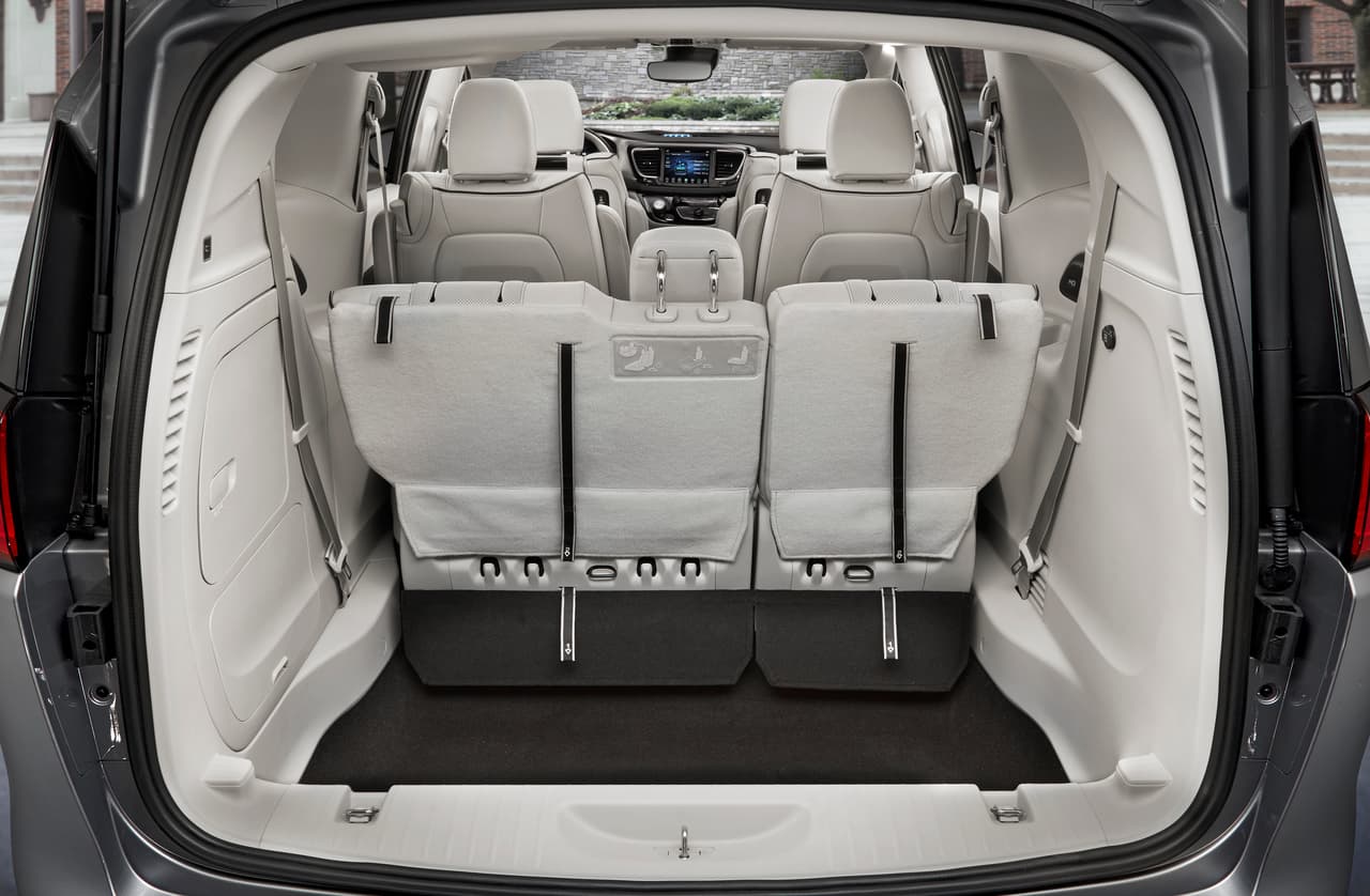 En la 
<b>Chrysler Pacifica </b>el espacio para ocupantes y carga son parte de sus más destacados atributos. Pero también incluiríamos el tema de los materiales, que
<b> Chrysler ha mejorado notoriamente </b>en sus modelos más recientes, así como el equipamiento, uno de los más completos en su segmento con puertas electricas de apertura deslizante, rediseño de los asientos (con la posibilidad de configurar la cabina para ocho personas) y el eficiente equipo de telemático Uconnect con pantalla de 8 pulgadas.