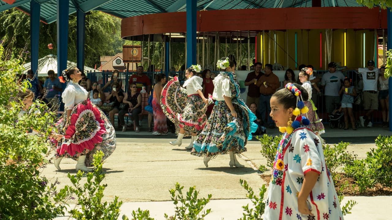 Familias del valle central visitaron los parques temáticos Playland y Storyland para disfrutar del Día de la Familia en Fresno.