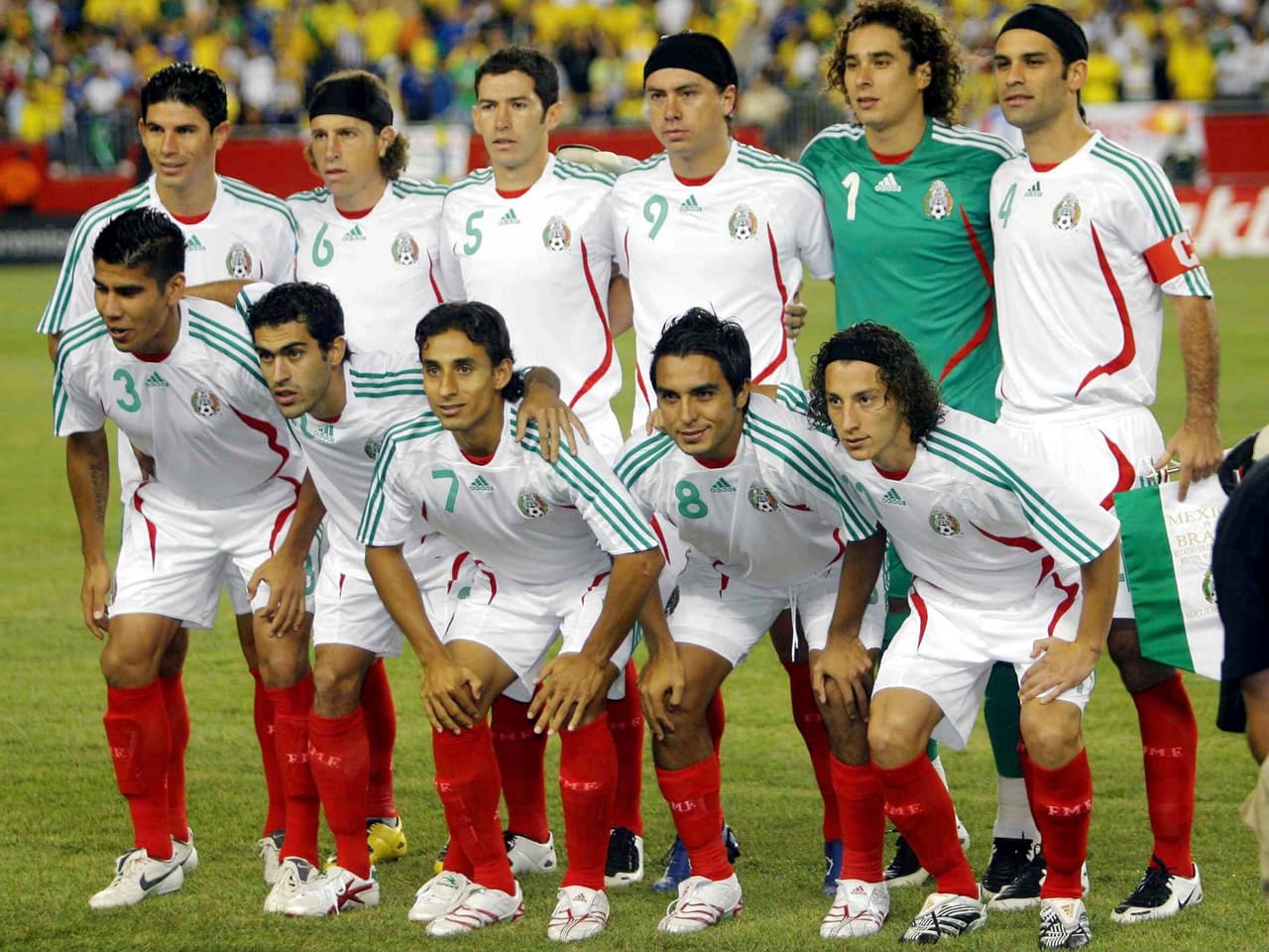 <b>2007.</b> Arriba: Jonny Magallón, Gerardo Torrado, Israel Castro, Juan Carlos Cacho, Guillermo Ochoa, Rafael Márquez. Abajo: Omar Esparza, Neri Cardozo, Fernando Arce, Jaime Correa, Andrés Guardado.