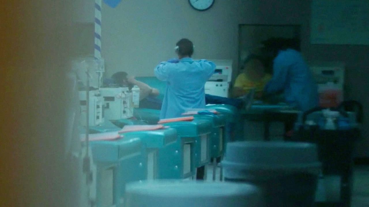 Donantes de plasma en centro de donación Talecris en El Paso, Texas, a una milla de la frontera con México.