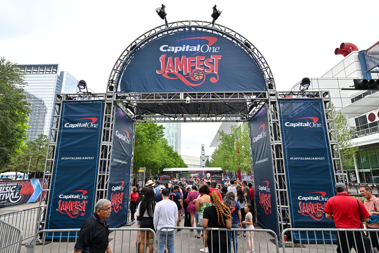 Recuerda tomar tus previsiones si vas en tu propio vehículo por el fuerte tráfico que puede haber en el centro de la ciudad. Se recomienda tomar taxis o transporte público como Metro.