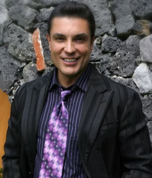 En 1995 Osvaldo inició una relación con Daisy Annette Santiago, misma que culminó un año después, debido a una fuerte pelea de la pareja. Daisy aseguró que Osvaldo le mordió una pierna, le dio varios cabezazos y le tapó la boca para que no gritara.