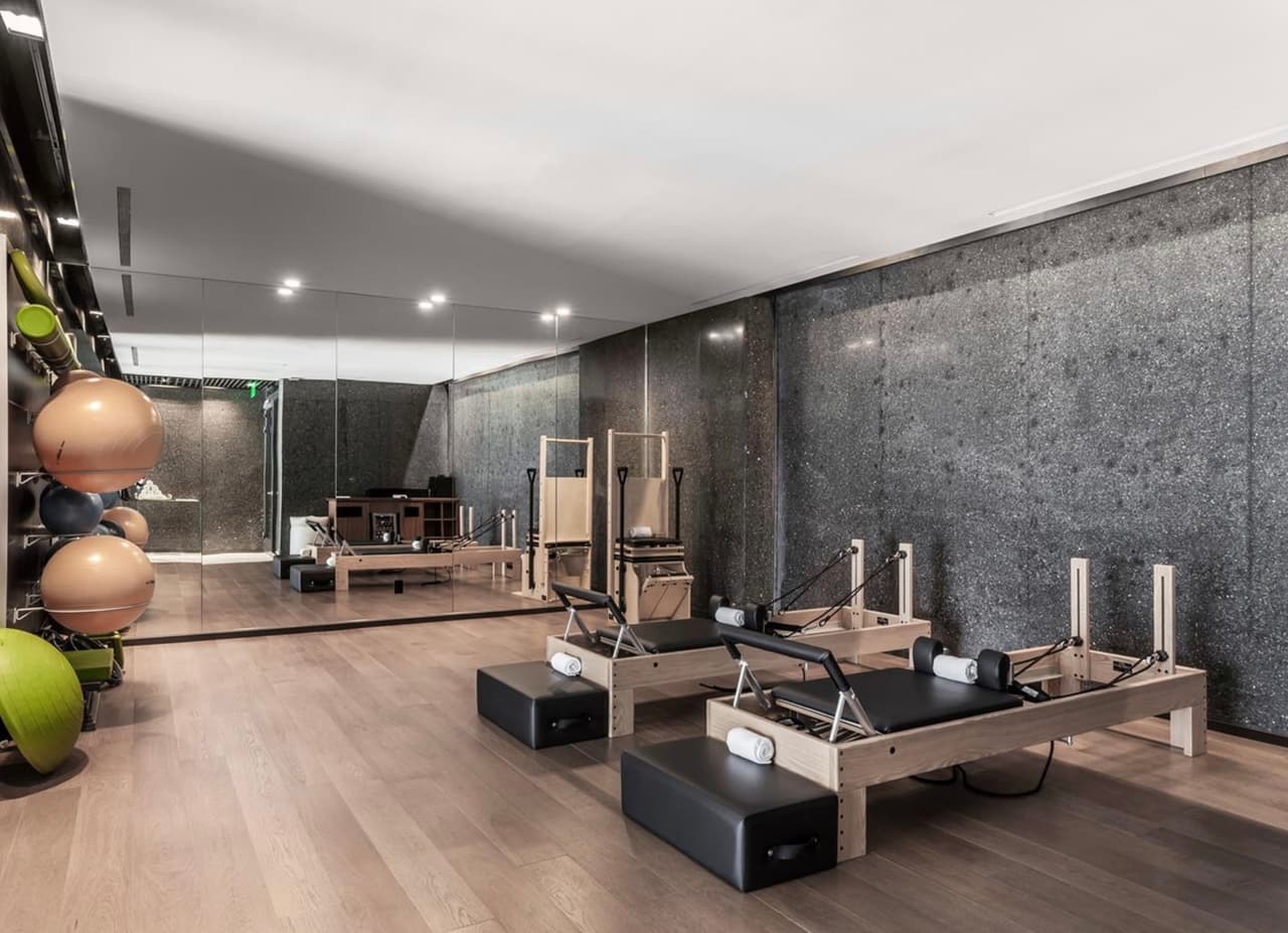 El edificio cuenta con todo lo necesario para hacer sentir a sus habitantes como verdaderos reyes. Se sabe que el precio de los apartamentos tiene un costo de 15.50 millones de dólares, pero el rapero negoció y logró una descuento de 1.5 millones.