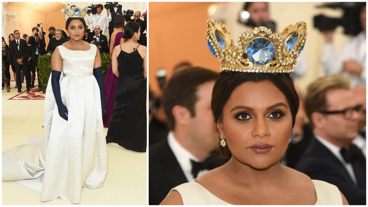 Con aires de realeza la actriz Mindy Kaling llevó uno de los accesorios más comentados: una corona con gigantes piedras azul claro del joyero griego Pericles Kondylato. ¿Cómoda? No parece.