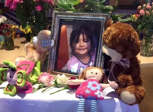 Gerardo Mendoza Ordaz, de 42 años, salió desnudo de la iglesia para llegar a la estación de policía cargando en brazos a su hija muerta y argumentando que no sabía lo que había hecho.