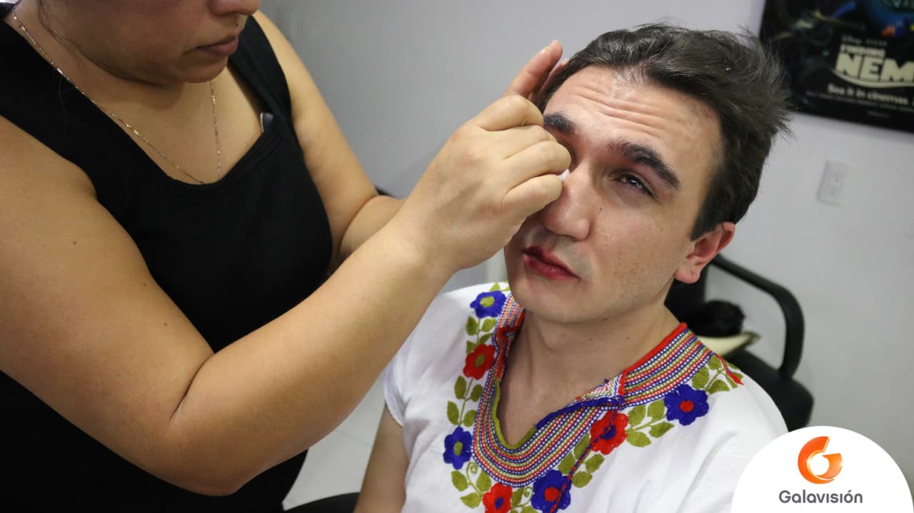 Detrás de cámaras con Edgar Vivar en 'Los Cousins'