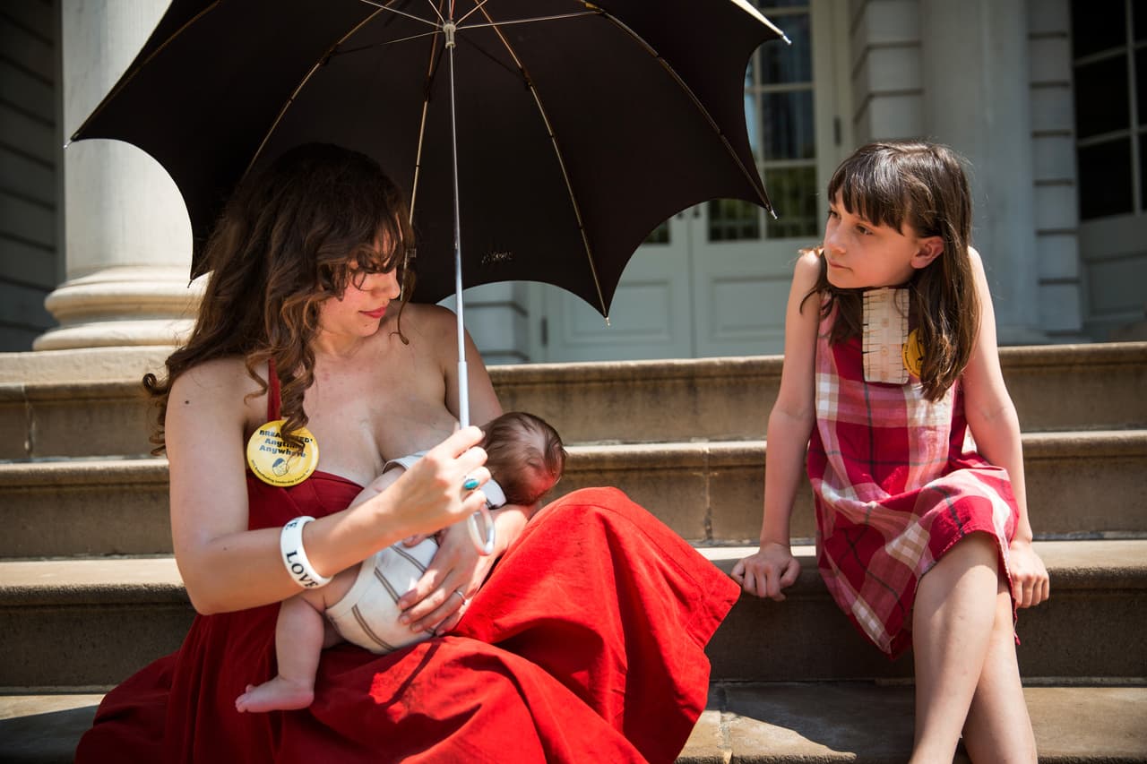 No hay motivos para esconderse o avergonzarse: tomar pecho es simplemente lo mejor para la salud física y emocional de tu hijo.