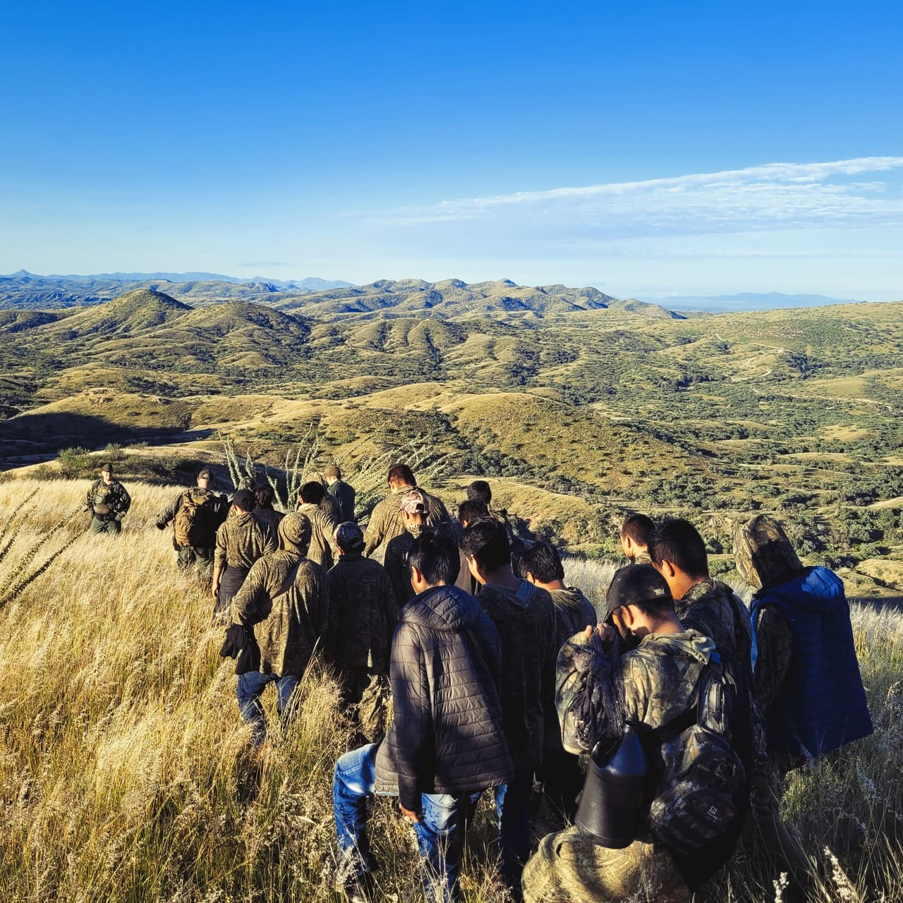 Agentes de la estación de Tucson detuvieron a este grupo de 20 migrantes al sur de Arivaca, Arizona. A pesar del terreno accidentado y la ropa de camuflaje, los agentes detuvieron a todo el grupo sin incidentes.