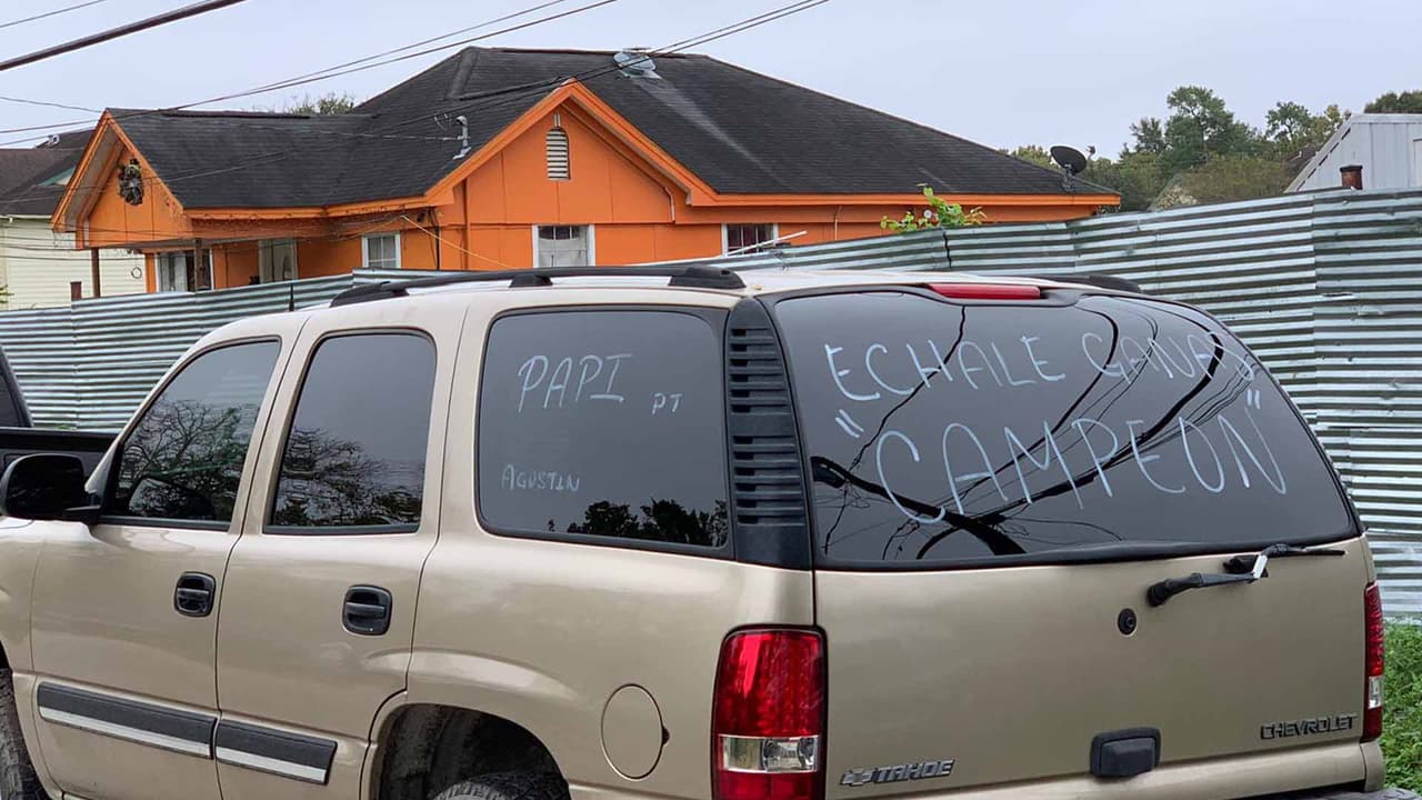 Con la frase “échale ganas campeón” grúas y camionetas recordaron a Martínez.