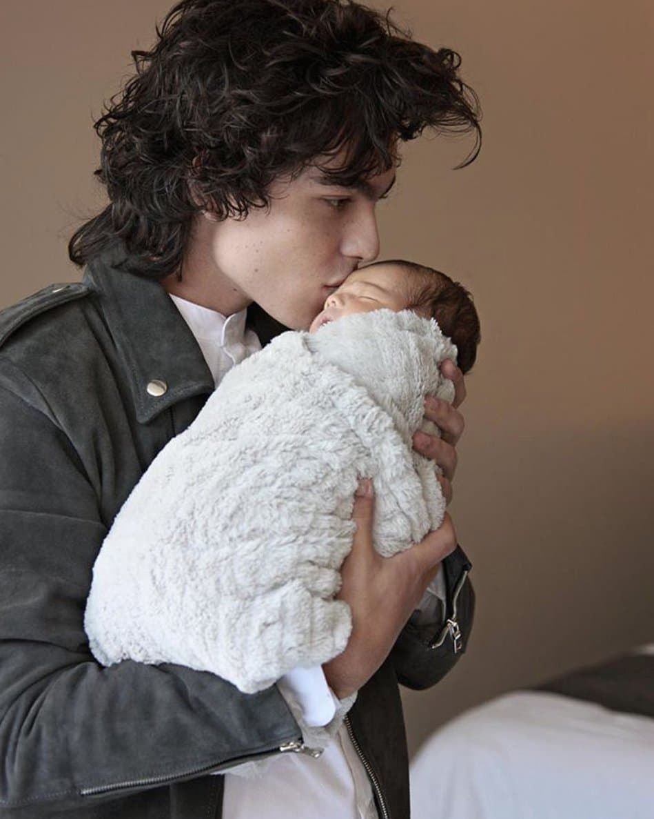 Sergio solo tenía 18 años cuando nació su bebé y por esta razón fue muy criticado. También generó polémica que haya procreado a su hija con Natália Subtil, quien es diez años mayor que él.