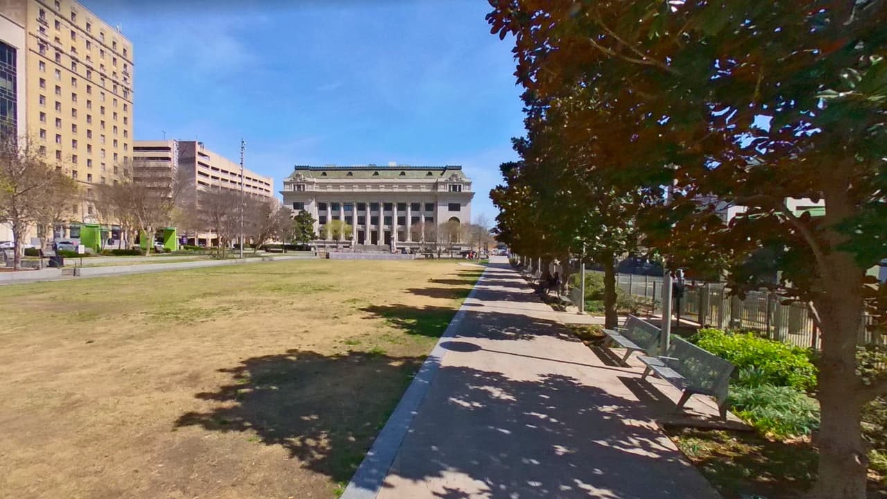 Posee fuentes, áreas de juego para niños, para departir con perros, entre otras amenidades.
<br>