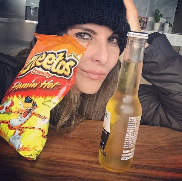 "A mi tampoco me parece bien, para nada, y no creo que termine en nada serio, según nos ha dicho 
<b><a href="https://www.univision.com/temas/kate-del-castillo">Kate</a></b>, el otro día (él) le mandó Cheetos desde Estados Unidos a Colombia (donde 
<b><a href="https://www.univision.com/temas/kate-del-castillo">Kate</a></b> está filmando su nuevo proyecto)", dijo para Televisa Espectáculos. Esta imagen fue publicada en Instagram por la actriz y comprueba las declaraciones de 
<b><a href="https://www.univision.com/temas/eric-del-castillo">Don Eric</a></b>.