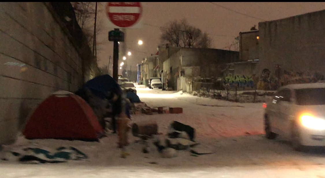 Decenas de personas sin hogar permanecían resguardados en los campamentos que se han agrupado en las aceras del vecindario.