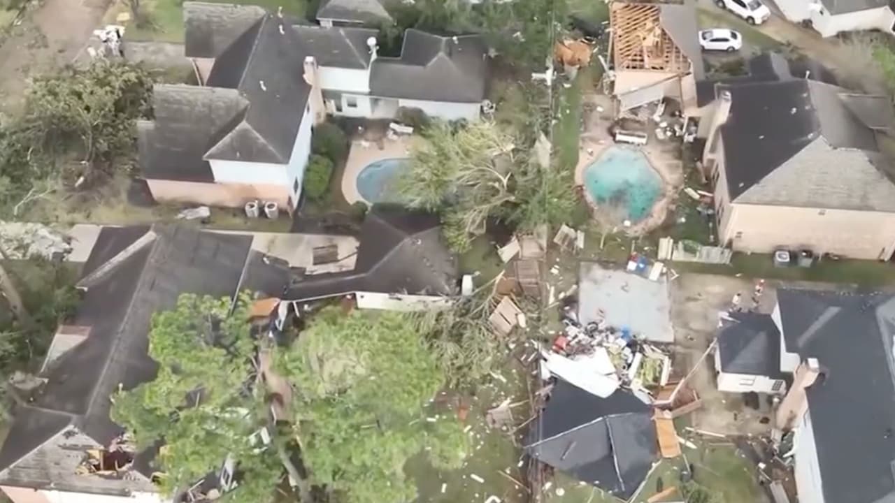 Imágenes de los daños que deja el azote de un tornado en Houston: más de 100 casas fueron afectadas