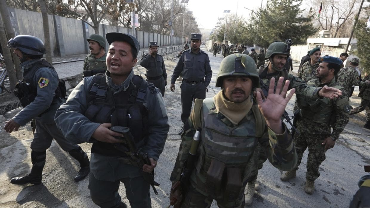 Terroristas de ISIS disfrazados de médicos matan a 30 personas en un hospital en Afganistán