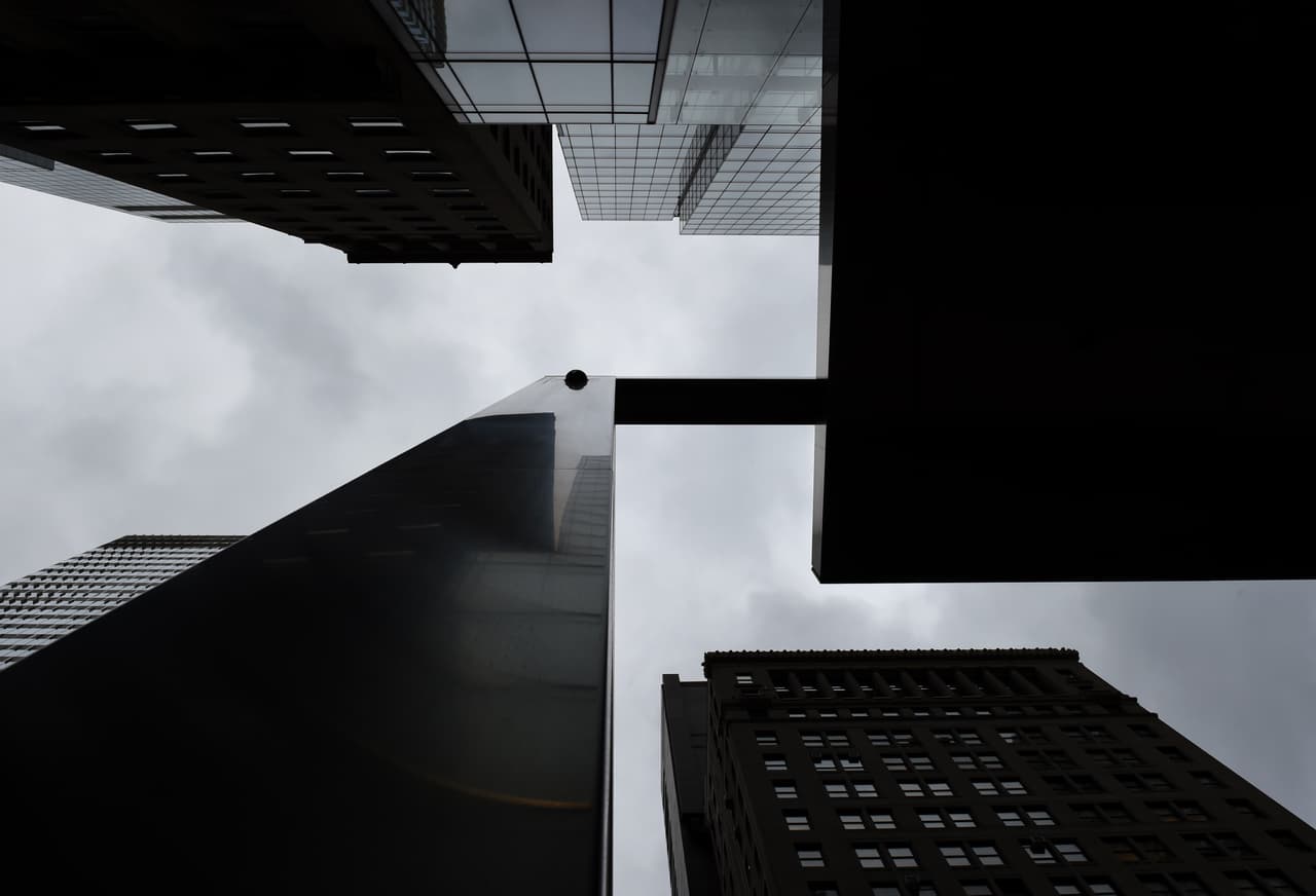 Los funcionarios instan a la gente a permanecer fuera de las carreteras para que los equipos municipales puedan limpiar las carreteras y se pueda restaurar la electricidad si es necesario.