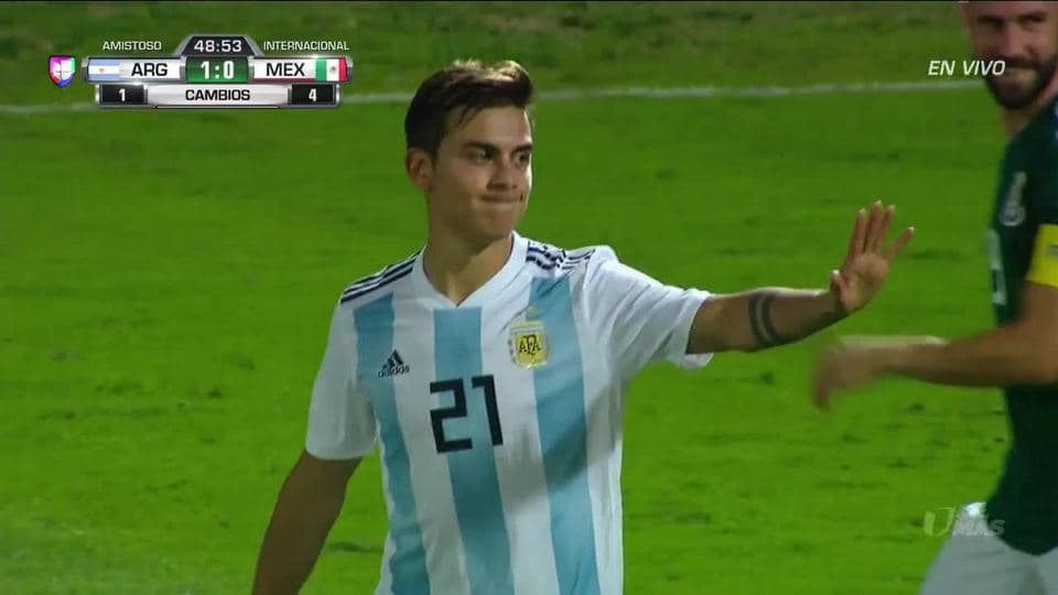 Tiro desviado de Paulo Dybala
