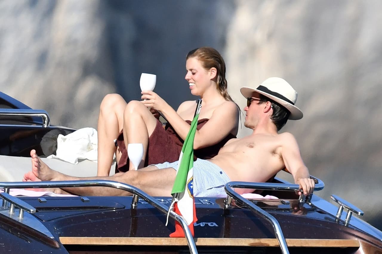 La pareja se comprometió este septiembre, durante un viaje romántico a Italia, y se alojaron en el exclusivo pueblo de Positano, en la costa de Amalfi.