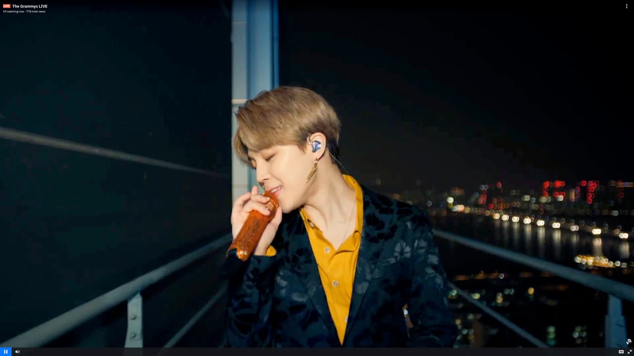 "Esperé todo el día para comprar mercancía, pero valió la pena", tuiteó el fan MIZO. "Los escuché practicar para los conciertos, los escuché, lo emocionados que estaban de finalmente conocer a ARMY, e incluso fueron a vernos mientras esperábamos en la larga fila”'.