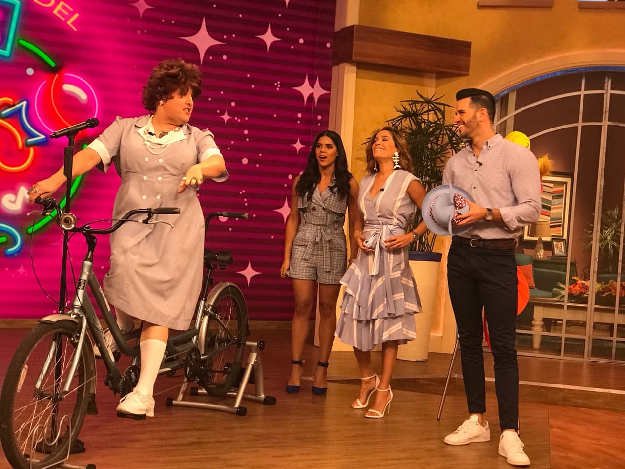 Después de asegurarse que todos se sabían la famosa canción de Carlos Vives y Shakira, Meche pidió comenzara la música.