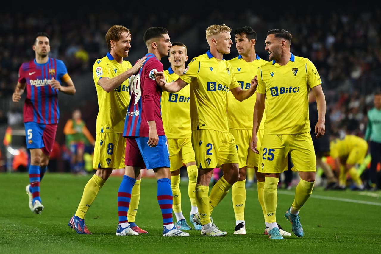 Barcelona perdió en casa por 0-1 ante un Cádiz aguerrido y le propinó su segunda derrota al hilo después de haber sumado casi tres meses sin descalabro alguno entre Liga y Europa League.