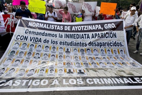 Una pancarta mostraba las fotografías de los 43 estudiantes desaparecidos.
