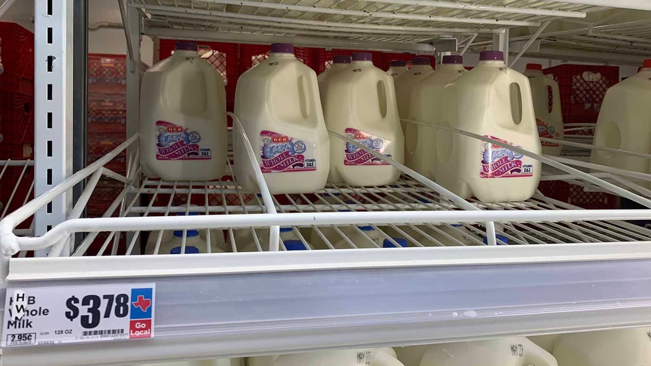 <b>Leche</b> (el precio varía según la marca).
<br>H‑E‑B $3.78
<br>Kroger $3.69
<br>Walmart $3.86