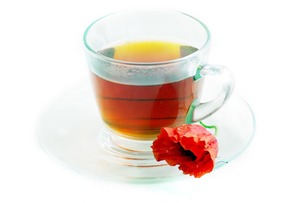 El té de amapola ayuda a combatir el insomnio, pues contiene un hipnótico natural de la familia de los alcaloides, la eschscholtzina, que ejerce un efecto sedante para inducir el sueño.