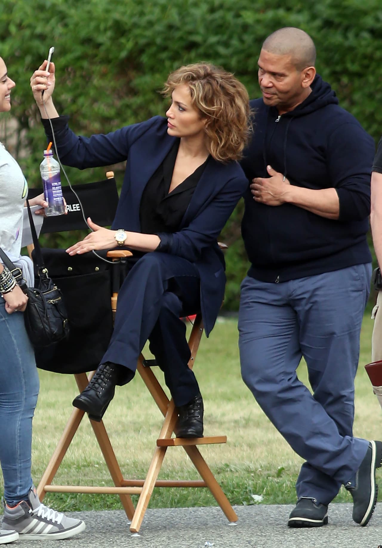 En varios momentos estuvo tomándose selfies.