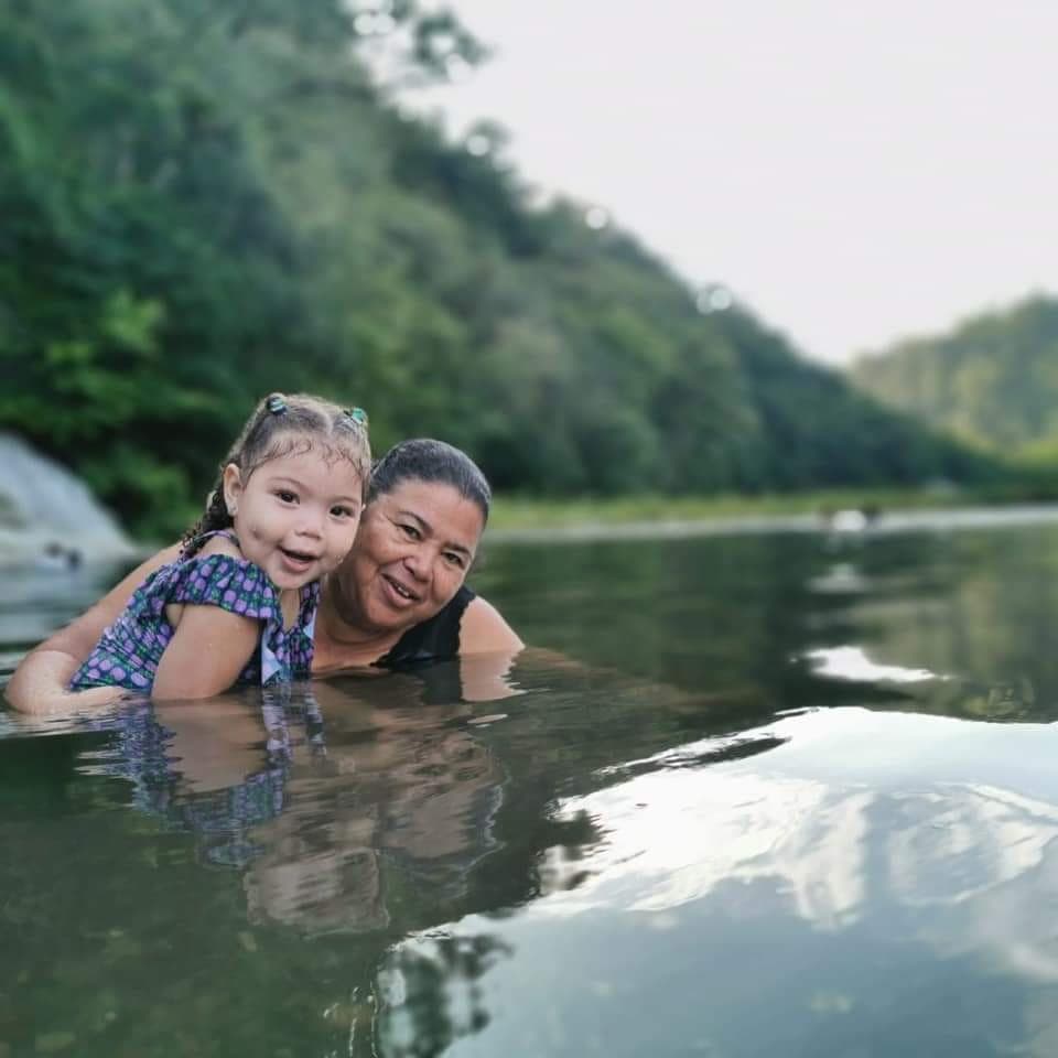 Paty Aguilar describe a su madre Laura Lopez que vive en Honduras como una abuela muy cariñosa.