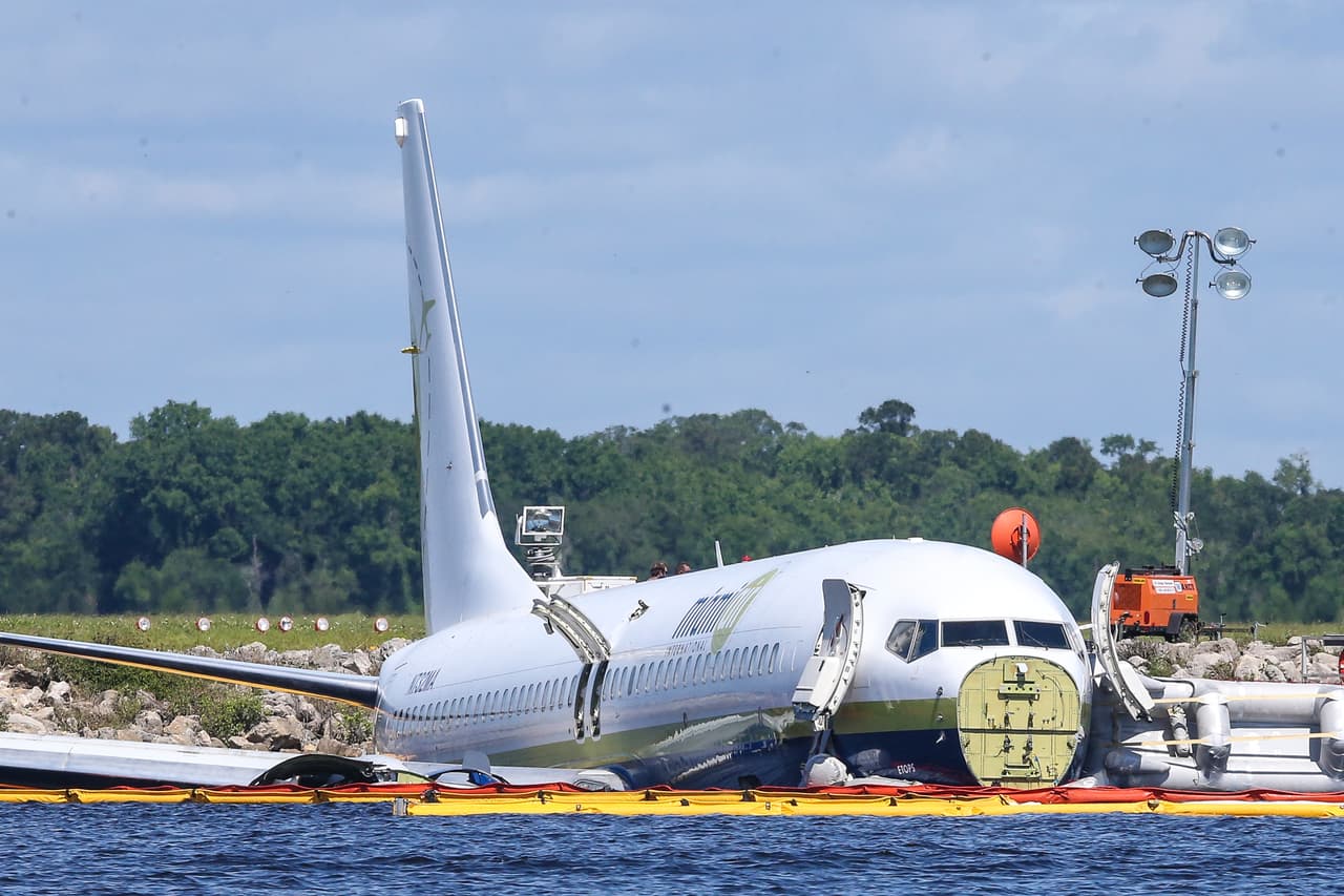 Un avión con 143 personas sale de la pista y termina en el río St. Johns cerca de Jacksonville el pasado viernes 3 de mayo. El Boeing 737 despegó de la Base naval de Guantánamo y después del accidente no se reportaron víctimas mortales, aunque 21 personas fueron trasladadas al hospital sin "heridas graves", según dijeron las autoridades.
