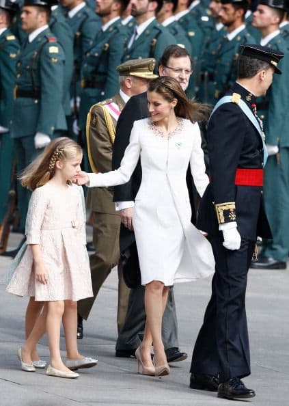 Doña Letizia volvió a confiar en su diseñador de cabecera, Felipe Varela, quien firma todos los diseños de los actos oficiales de la Reina desde el anuncio de la abdicación de Don Juan Carlos.