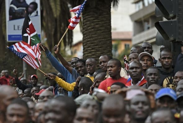 Una multitud de kenianos se reúne cerca de Memorial Park en Nairobi para animar el paso de la caravana de Barack Obama.
