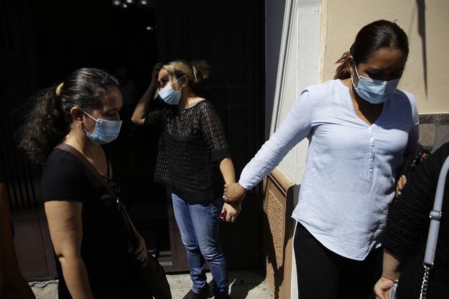 La familia de la víctima ha pedido que su muerte no quede impune, y el presidente salvadoreño
<a href="https://www.univision.com/temas/nayib-bukele">Nayib Bukele</a> ha exigido justicia en este caso. "Este día la familia le ha dado cristiana sepultura a Victoria, y al entierro han acudido amigos cercanos", explicó a la AFP un portavoz de la Casa Presidencial, que brindó apoyo a la familia para repatriar, el sábado, el cuerpo de la mujer desde México.
