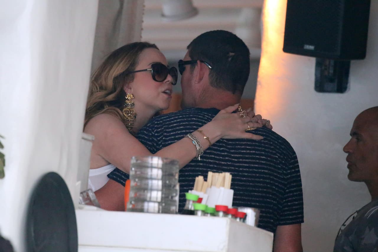 ¿Los motivos? Amigos de James dicen que el millonario no aguantó el estilo de vida de la cantante. A Mariah le gusta vivir al puro lujo y en el ojo público, algo que ponía muy incómodo a su ex novio.