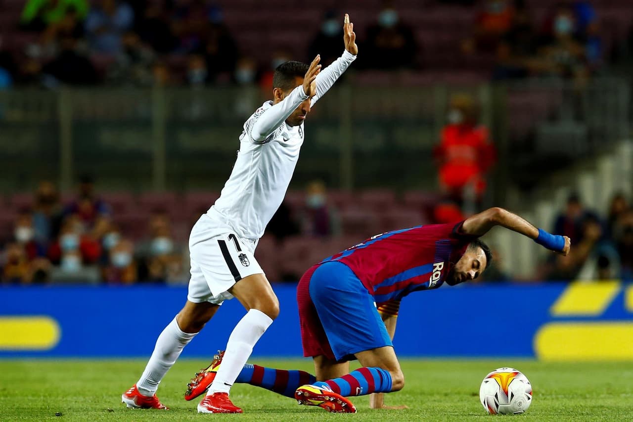 El Barcelona de Koeman perdía por temprana anotación del Granada por parte de Domingos Duarte al minuto 2’. Durante el partido agónico, la escuadra culé logró salvar el empate hasta los 90 minutos gracias al gol de Ronald Araújo, dejando el marcador 1-1 en la J5 de La Liga.