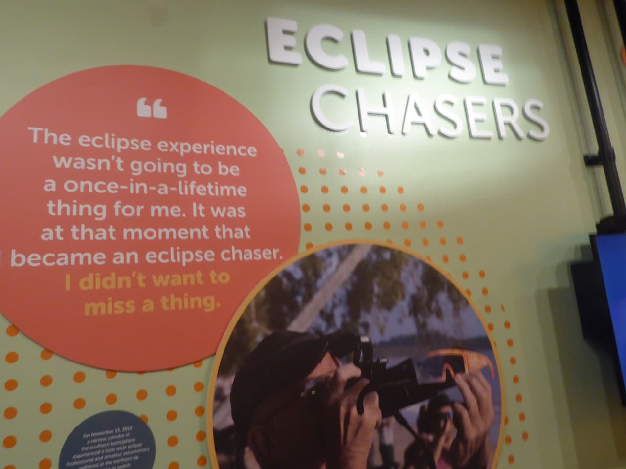 Para conocer un poco más sobre cómo los astrónomos los han estudiado, el Planetario Adler en Chicago tiene una exhibición llamada “Persiguiendo Eclipses”, que muestra algunos objetos que han sido empleados.