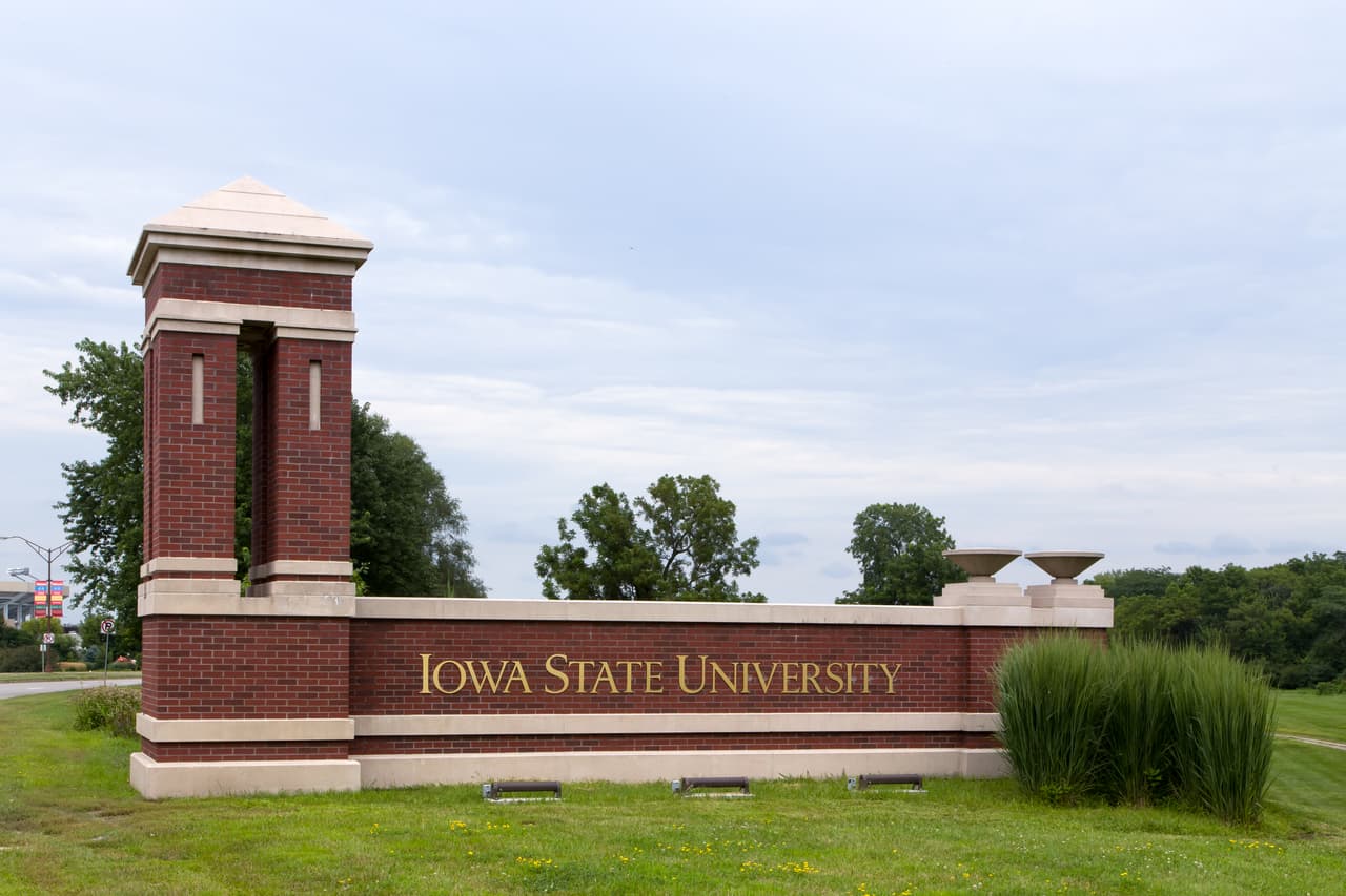 Los líderes estudiantiles de la Universidad Estatal de Iowa continúan evaluando si aceptan autodenominarse un 'campus santuario'. Sin embargo, por el momento, se comprometieron a 
<b>no permitir la entrada de oficiales de inmigración sin una orden judicial criminal </b>y a 
<b><a href="http://www.desmoinesregister.com/story/news/education/2017/02/13/should-isu-declared-sanctuary-campus/97868686/">no compartir información sobre el estatus migratorio de sus estudiantes</a>. </b>