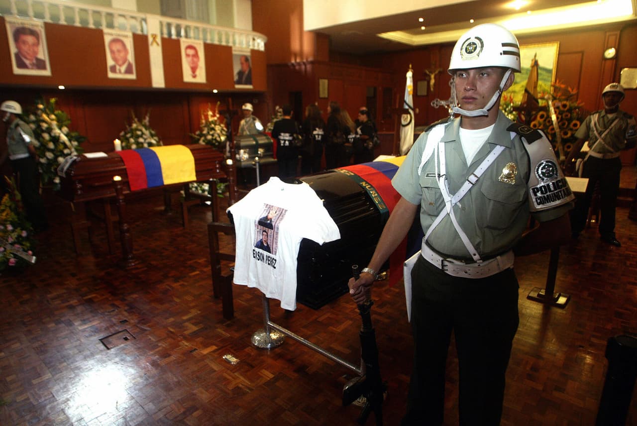 En 2007, miembros de las Farc ejecutaron a 11 de los 12 legisladores del Valle del Cauca que mantenían secuestrados desde 2002. En principio informaron que les dispararon en medio de un ataque armado, pero el gobierno desmintió haber realizado alguna operación en el lugar. La recuperación de los cuerpos fue complicada y se retrasó en varias oportunidades. El funeral múltiple con honores se llevó a cabo en diciembre de ese año.