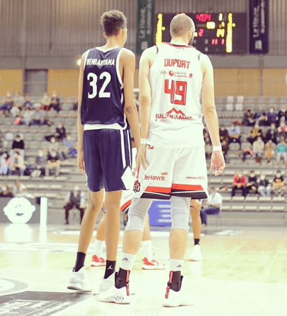 Tiene una técnica extraordinaria y se mueve con gran facilidad; cuenta con una gran visión del juego.